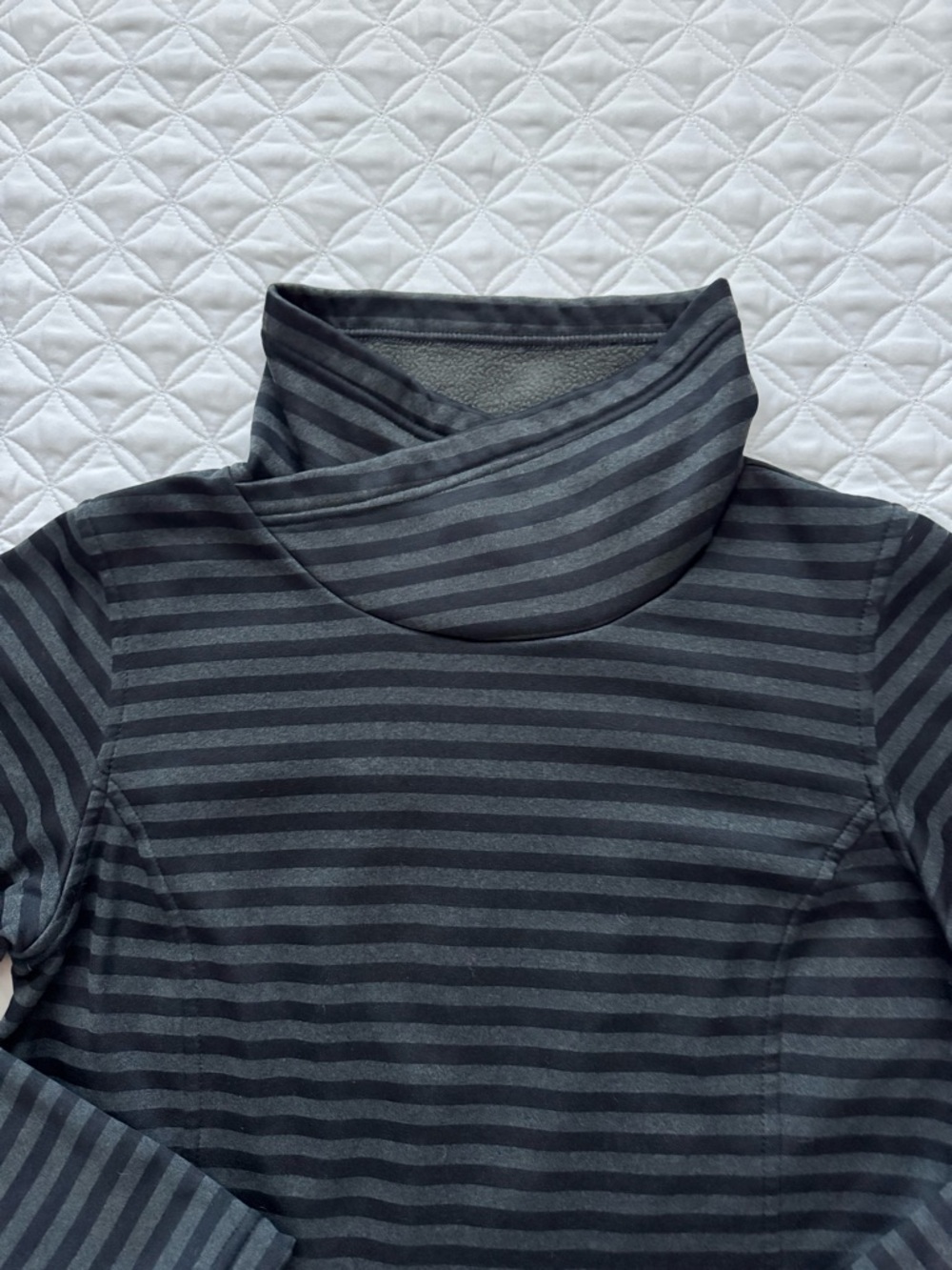 Columbia Mountain Run Black Gray Striped Crossover Funnel Neck Fleece Top Size S - Picture 8 of 15